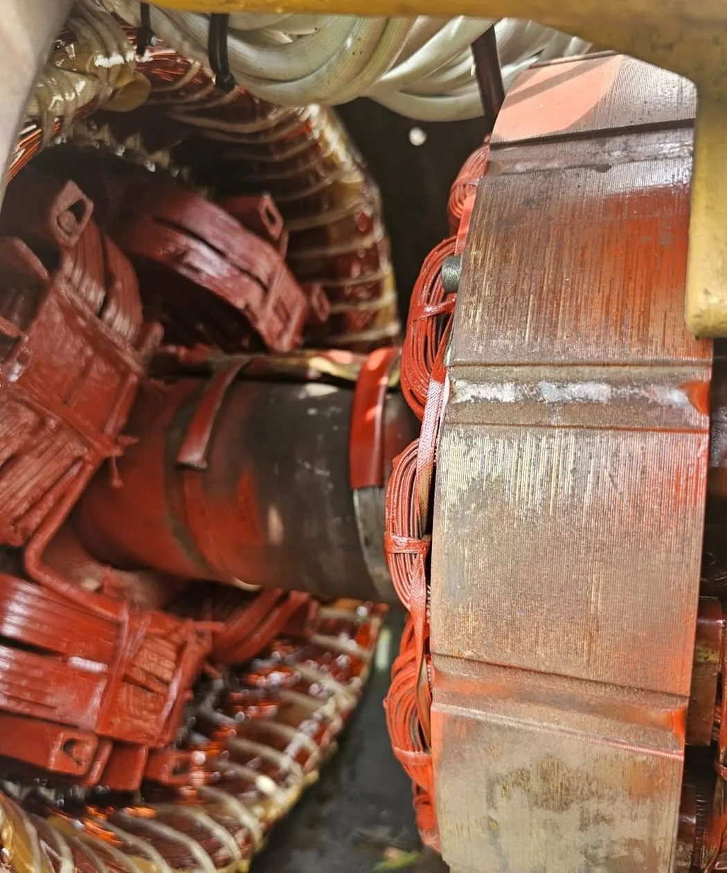 Bobinado de cobre interno de un generador en reparación