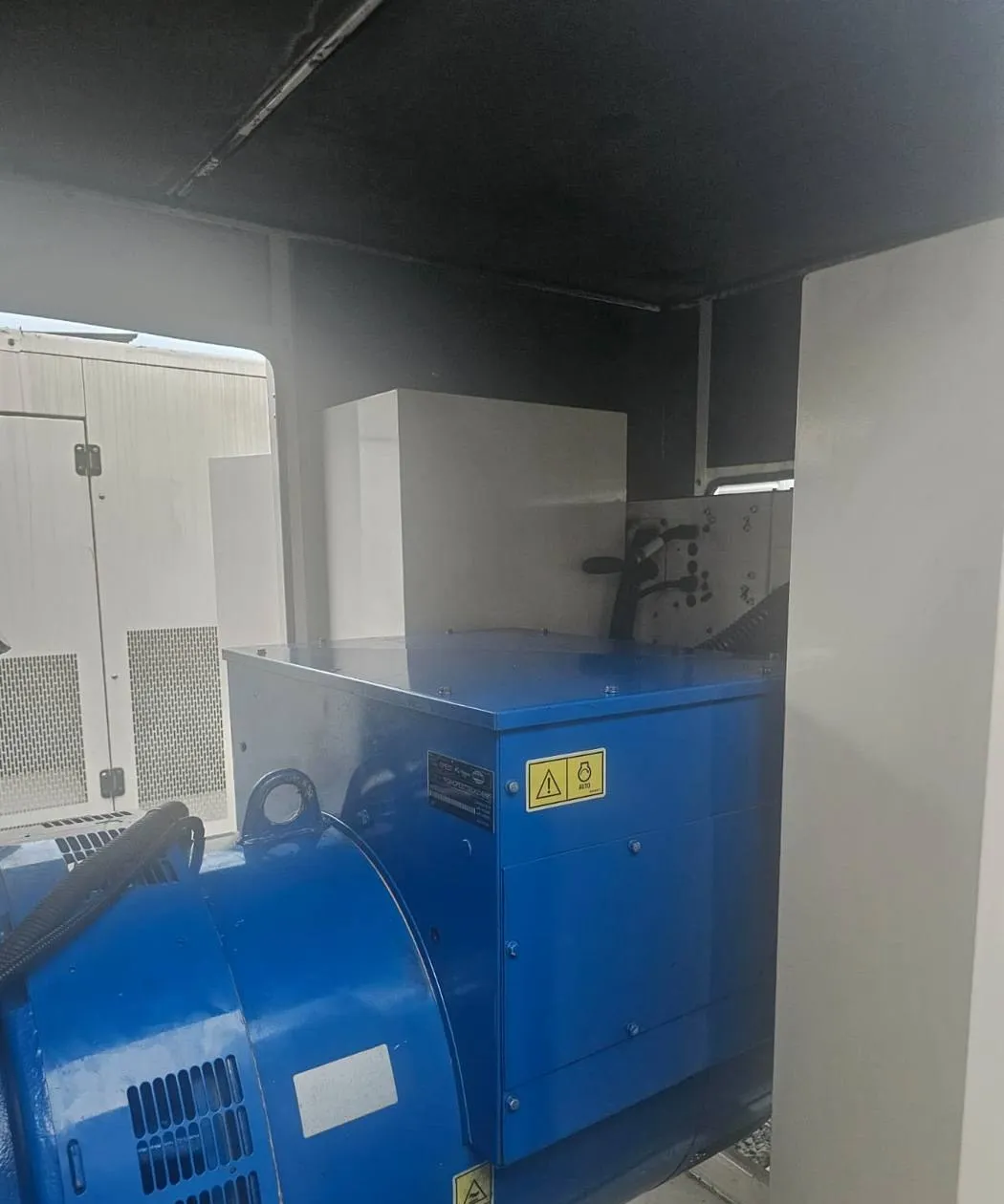 Técnico revisando el alternador interno de un generador