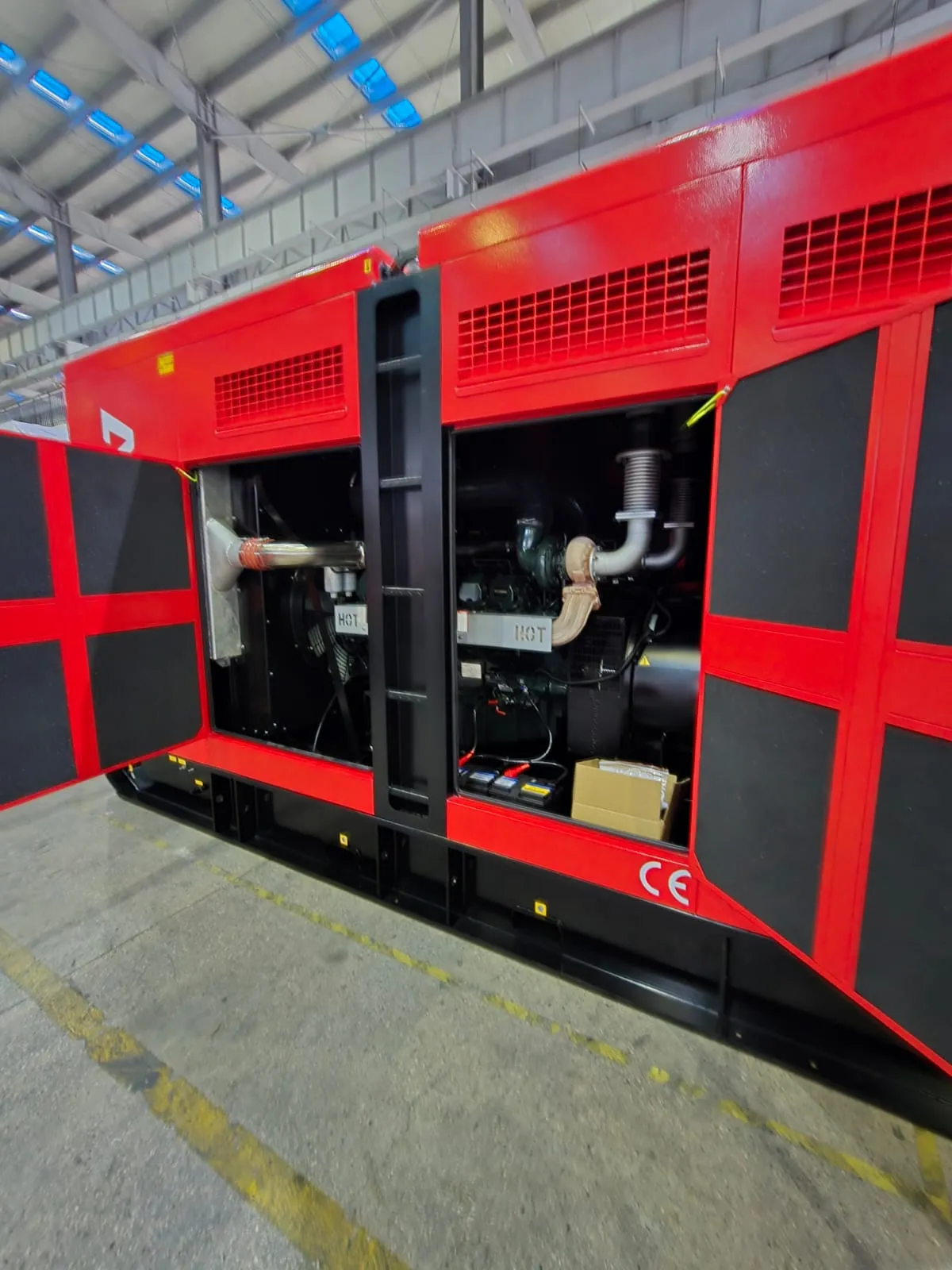 Grupo electrógeno diésel con las puertas abiertas