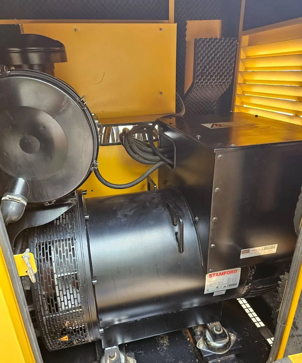 Interior de un generador con alternador Stamford